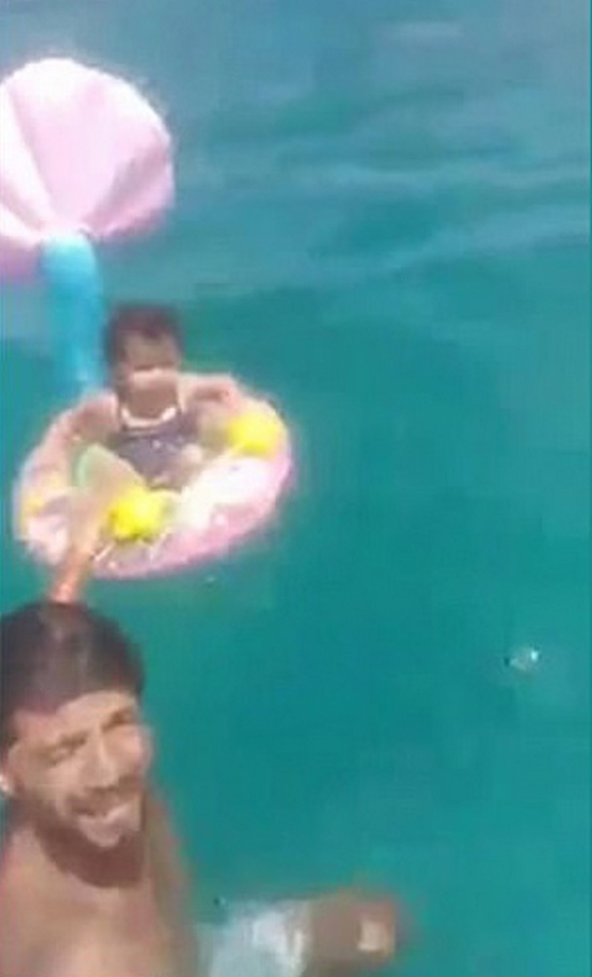 Un bébé est secouru après avoir dérivé en mer sur près de deux kilomètres dans une bouée de piscine
