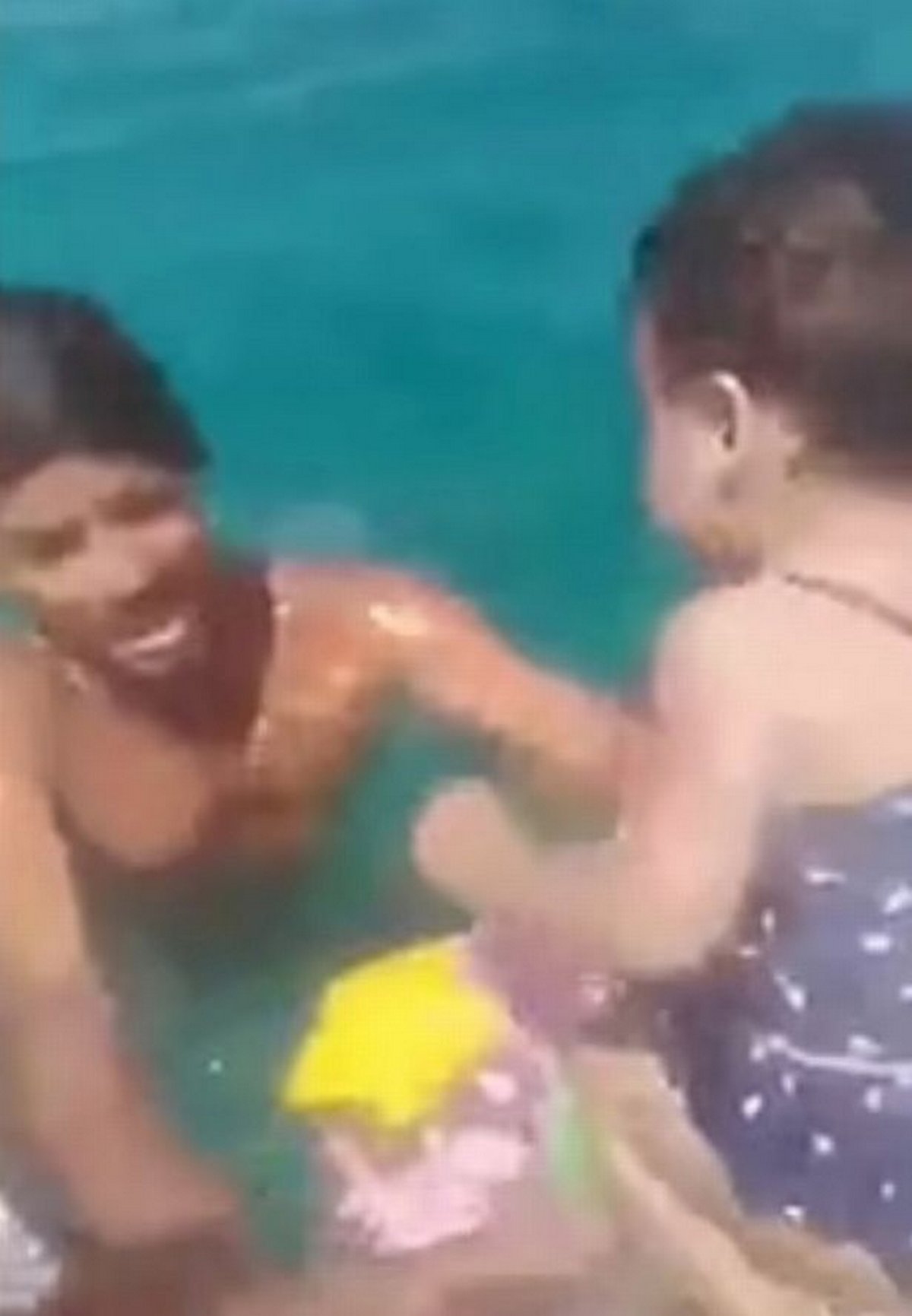 Un bébé est secouru après avoir dérivé en mer sur près de deux kilomètres dans une bouée de piscine