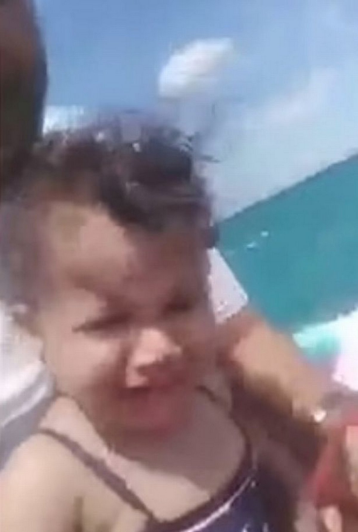 Un bébé est secouru après avoir dérivé en mer sur près de deux kilomètres dans une bouée de piscine