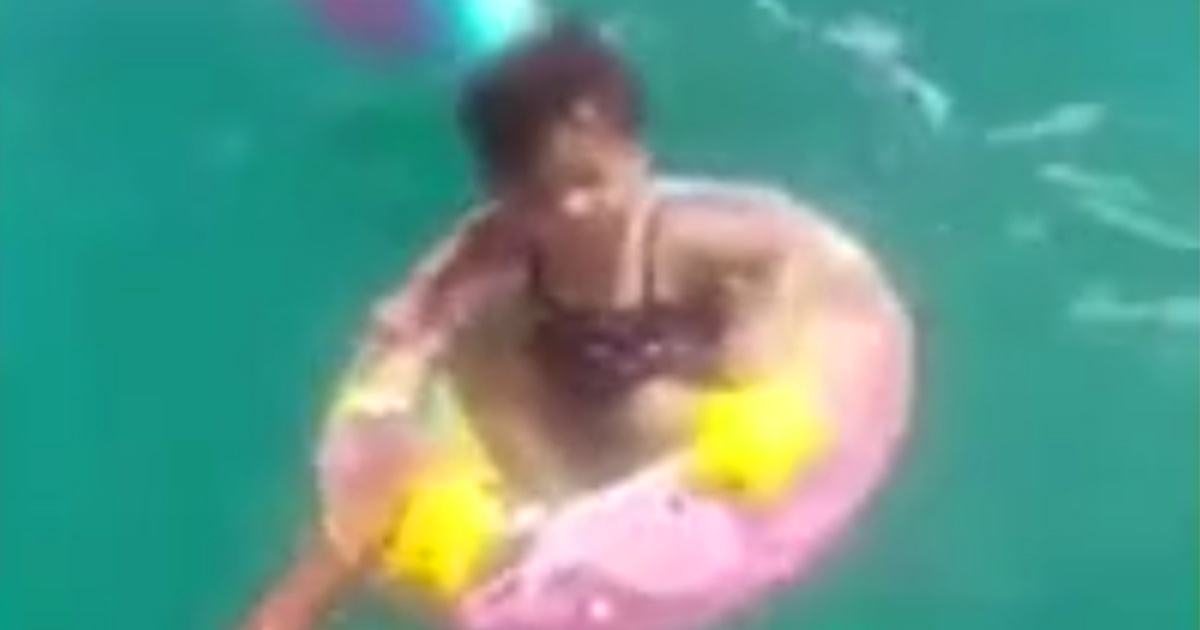 Un bébé est secouru après avoir dérivé en mer sur près de deux kilomètres dans une bouée de piscine