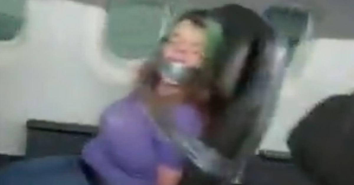 Une femme est scotchée à son siège après avoir tenté d’ouvrir une porte en plein vol