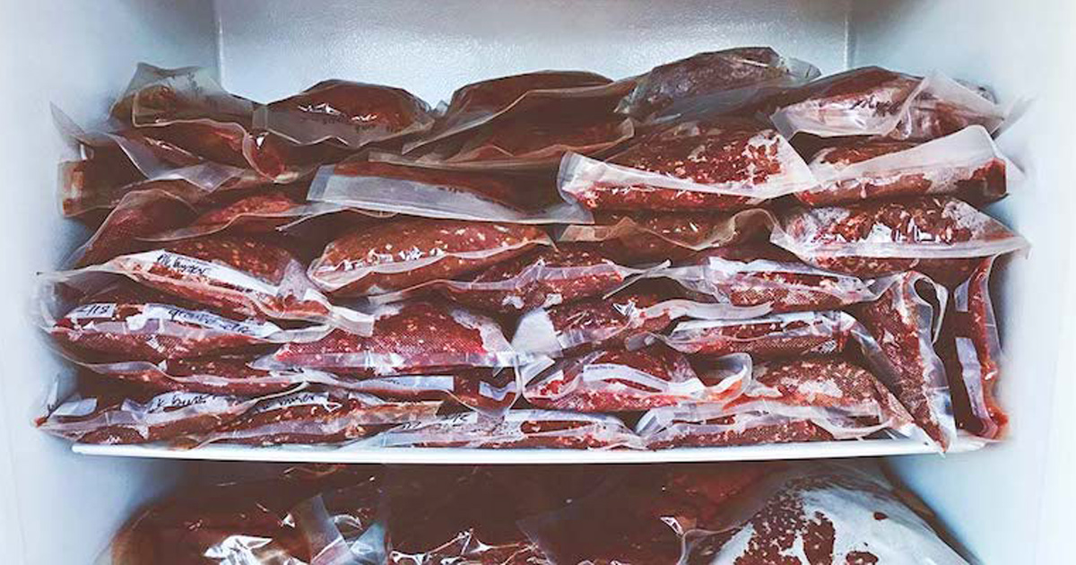 Un père oblige son fils végétarien à se charger de la viande pourrie après qu’il a débranché le congélateur pour faire pourrir leur viande