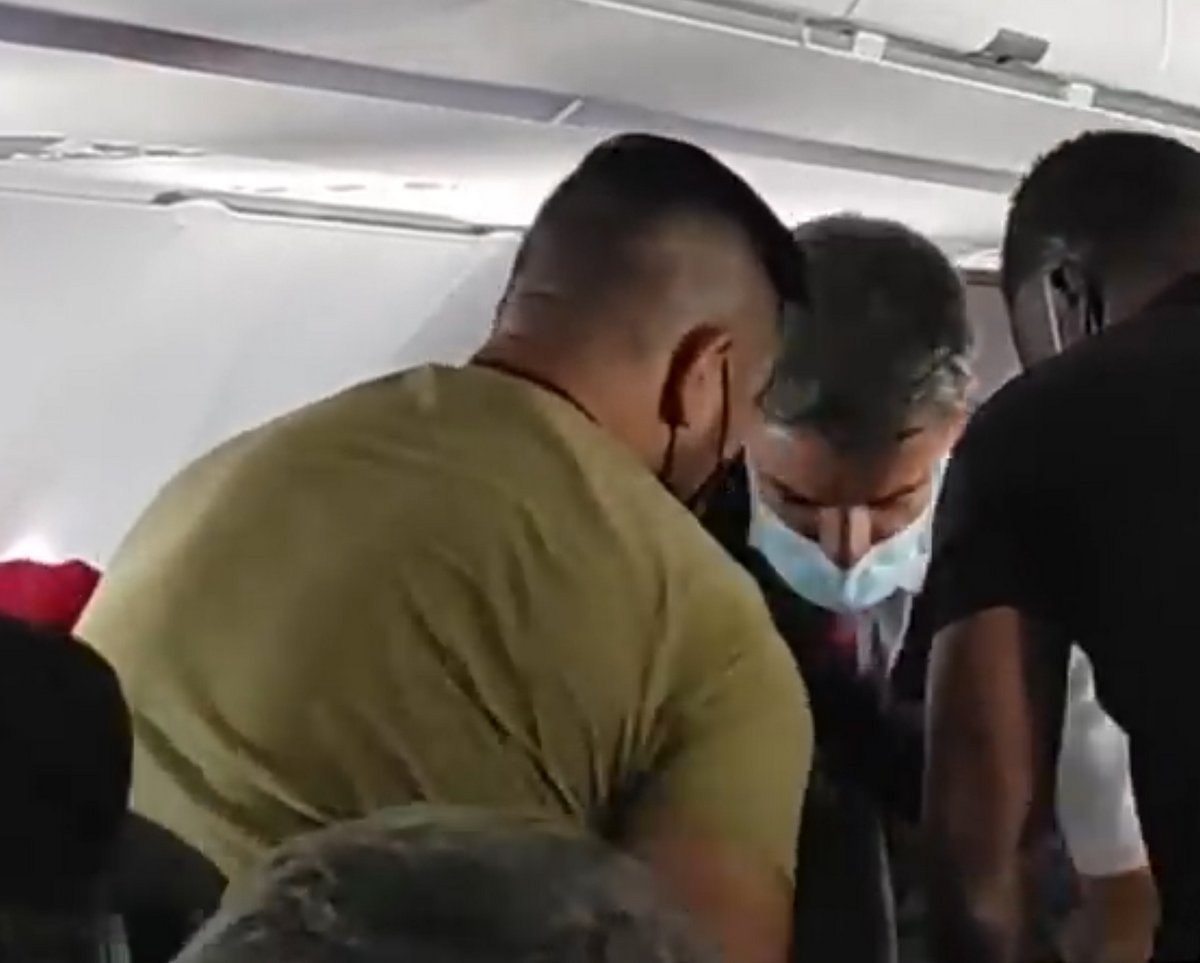 Ces images choquantes montrent un garçon de 13 ans scotché à son siège par le personnel d’une compagnie aérienne