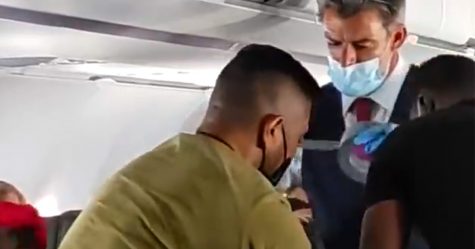 Ces images choquantes montrent un garçon de 13 ans scotché à son siège par le personnel d’une compagnie aérienne