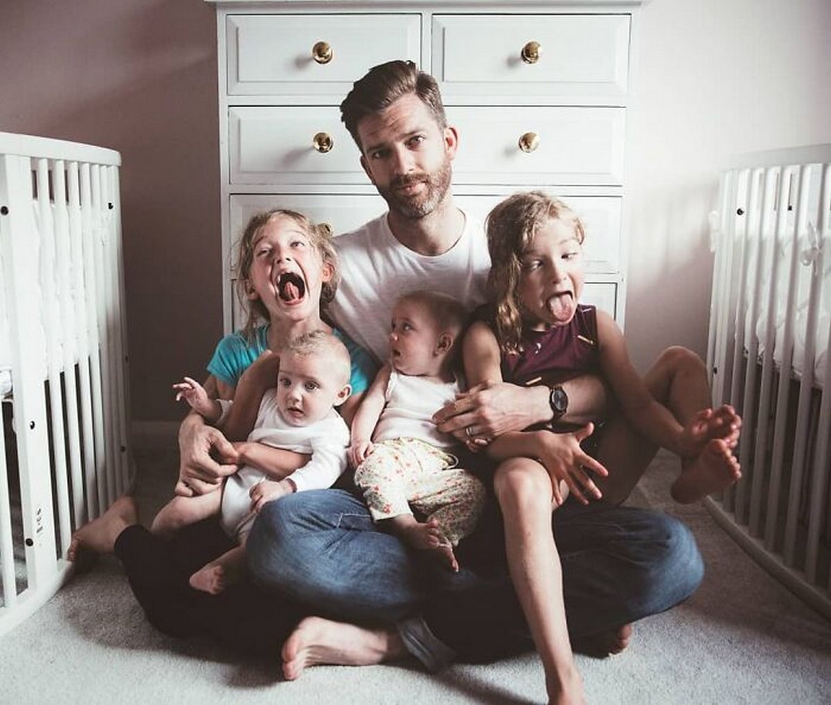 Ce père de 4 filles qui refuse d’édulcorer ses photos Instagram a un grand nombre de fans en ligne