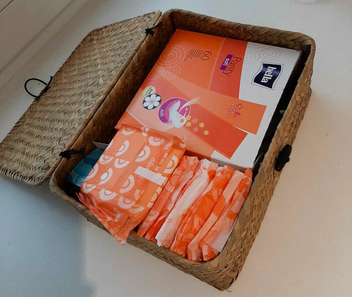 Une collègue reproche à un enseignant de garder un panier rempli de tampons et de serviettes hygiéniques pour ses élèves