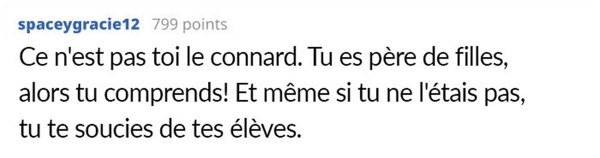 Une collègue reproche à un enseignant de garder un panier rempli de tampons et de serviettes hygiéniques pour ses élèves