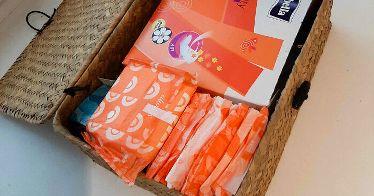 Une collègue reproche à un enseignant de garder un panier rempli de tampons et de serviettes hygiéniques pour ses élèves