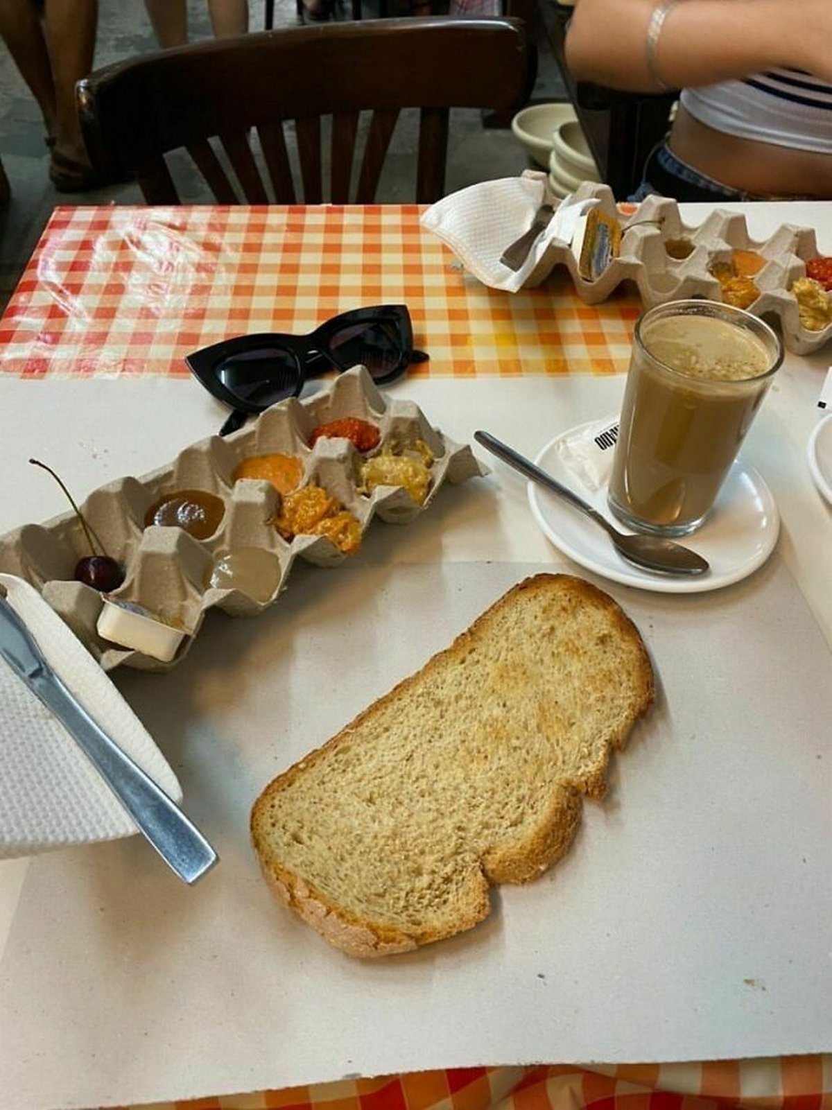 Ces gens auraient préféré avoir des assiettes et des verres au lieu de ces désastres