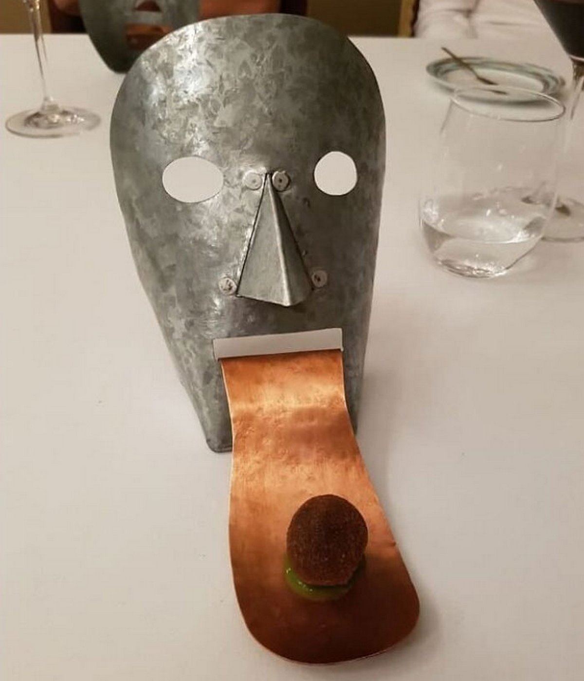 Ces gens auraient préféré avoir des assiettes et des verres au lieu de ces désastres