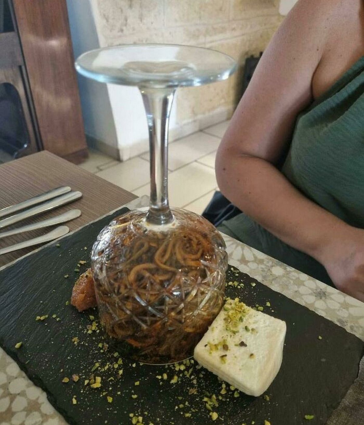 Ces gens auraient préféré avoir des assiettes et des verres au lieu de ces désastres