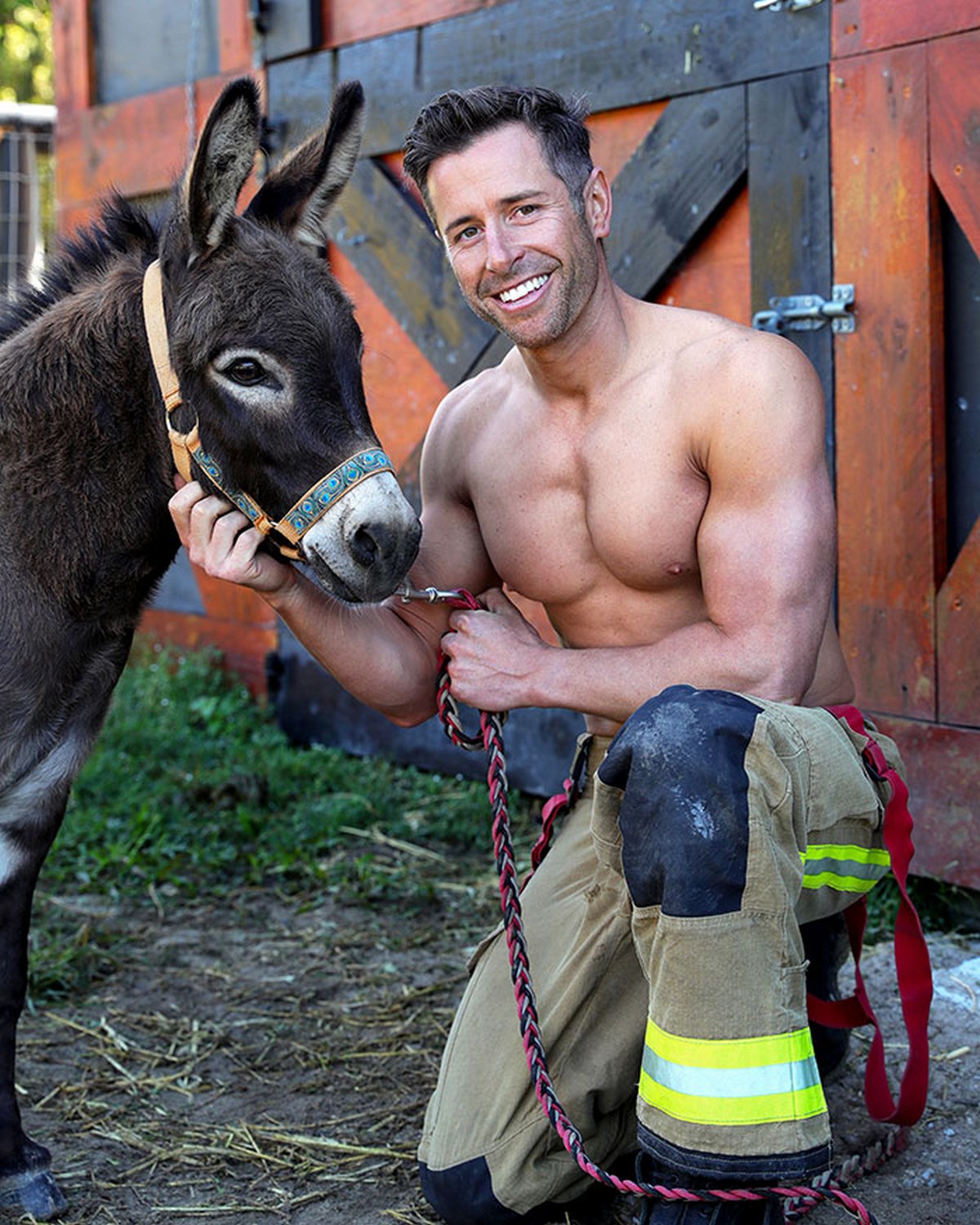Le calendrier des pompiers australiens 2022 est arrivé et présente de nouveaux héros torse nu et des animaux adorables
