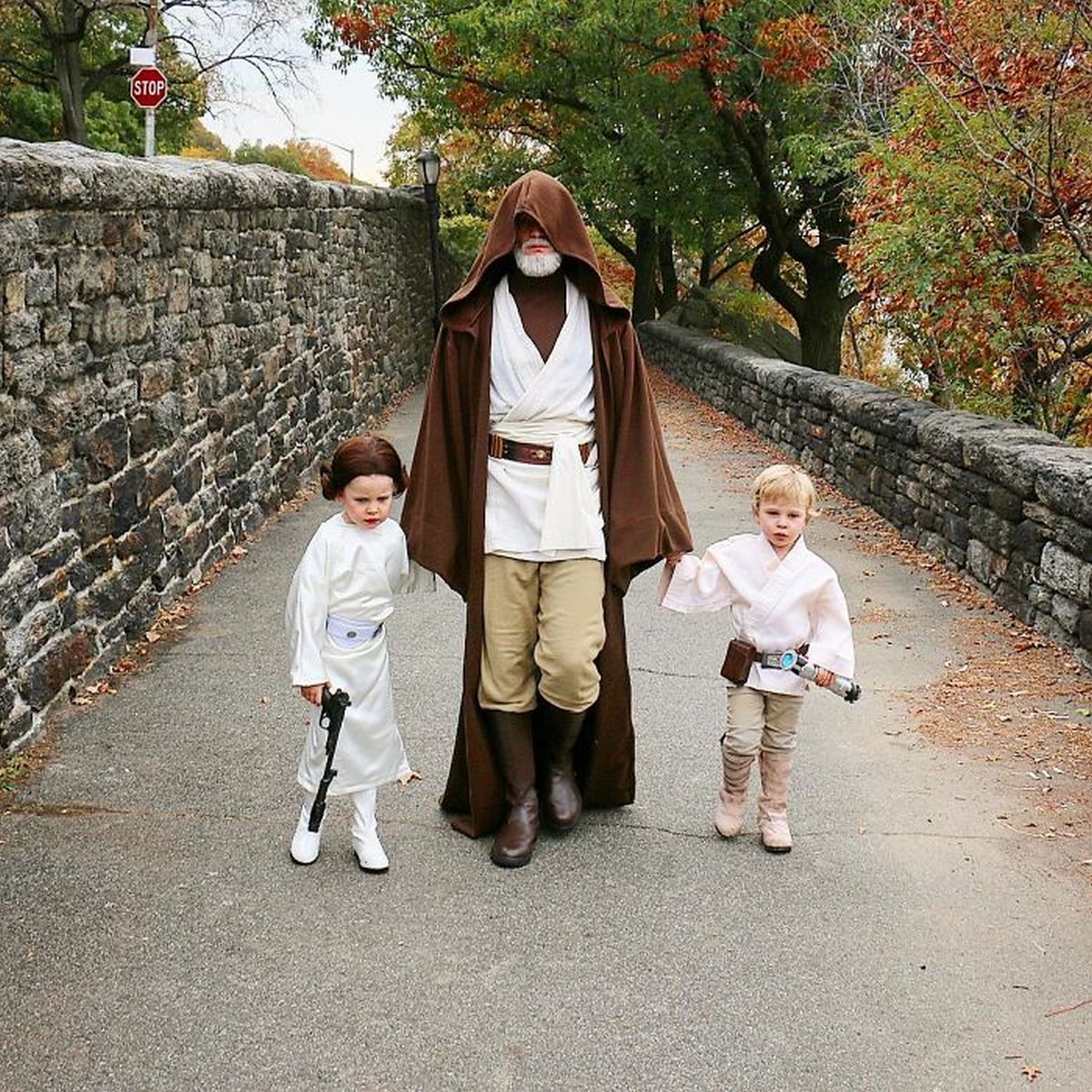 Depuis 2011, Neil Patrick Harris présente les costumes d’Halloween de sa famille et cette année, ils ont mis le paquet