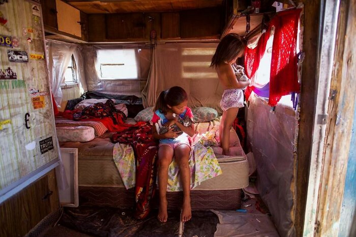Une photographe capture des gens et leur chambre pour montrer leurs différentes façons de vivre