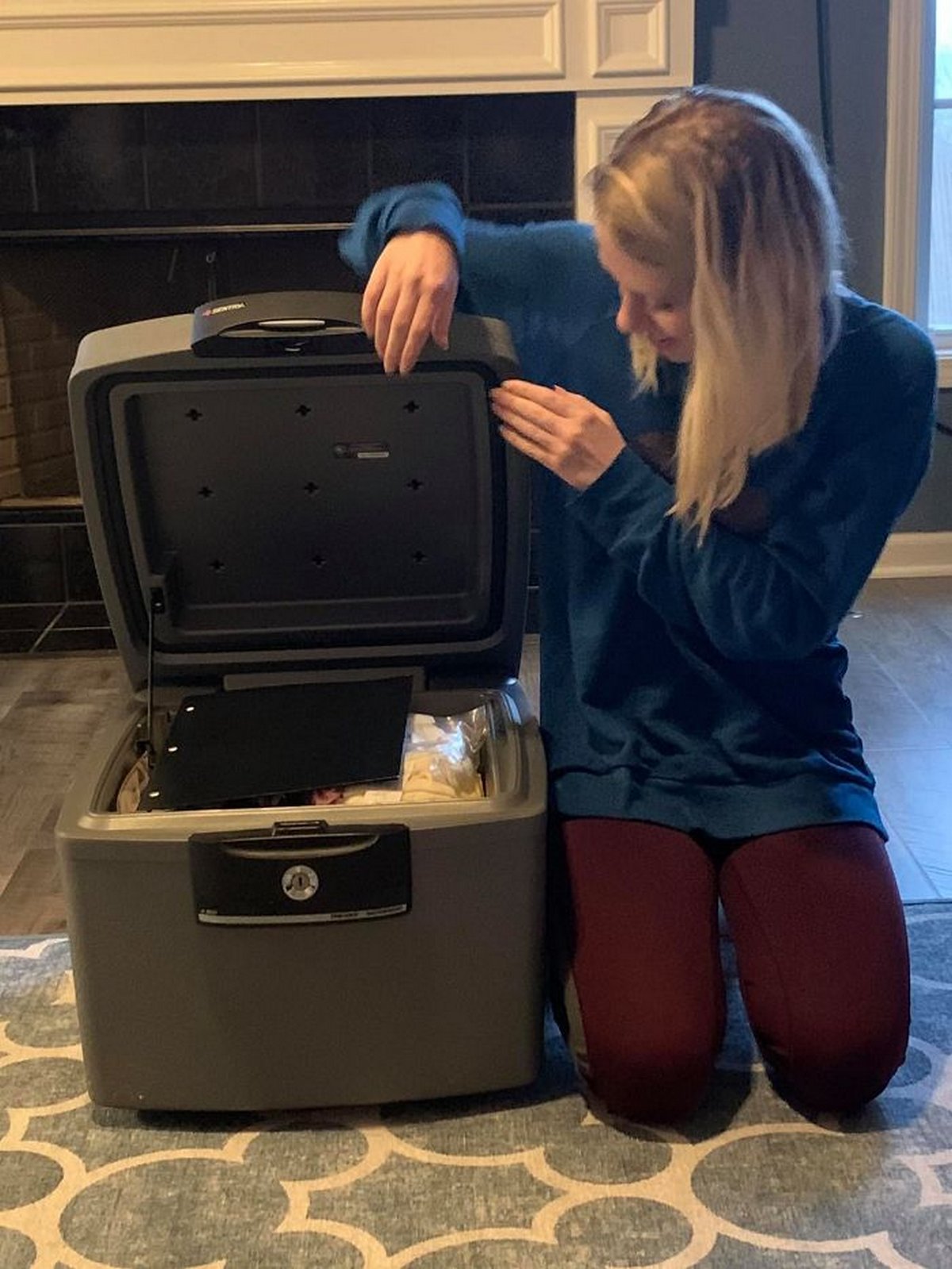 Une fille de 18 ans ouvre une capsule temporelle fabriquée par ses parents et sa famille pour son premier anniversaire et trouve un tas de souvenirs