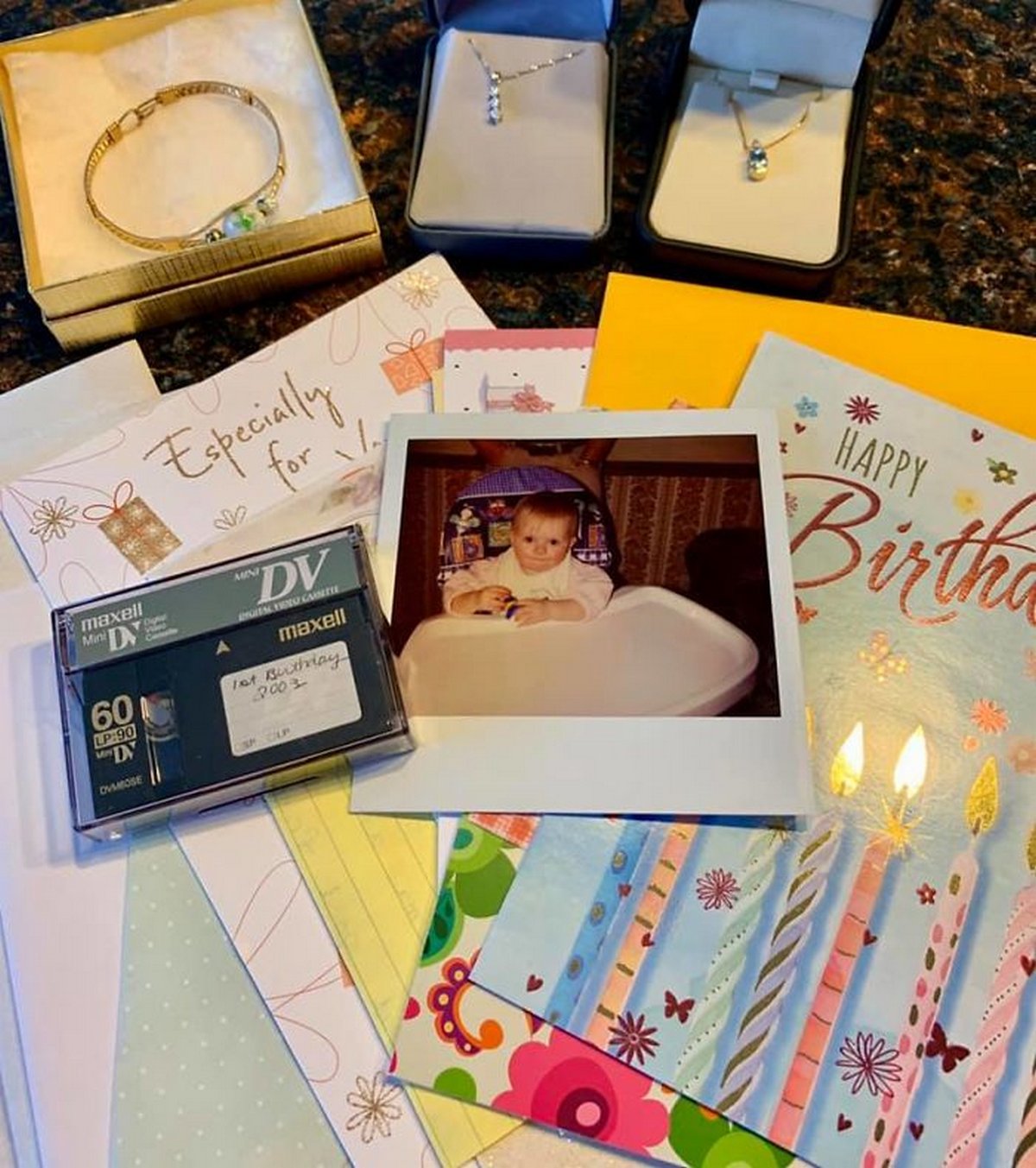 Une fille de 18 ans ouvre une capsule temporelle fabriquée par ses parents et sa famille pour son premier anniversaire et trouve un tas de souvenirs