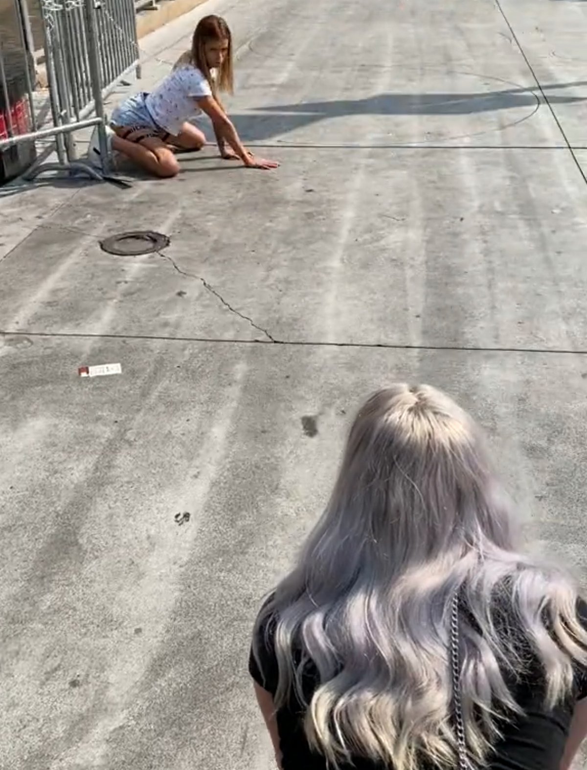 Cette femme qui a quitté son emploi pour vivre comme un chiot se bat avec une autre « chienne » dans la rue