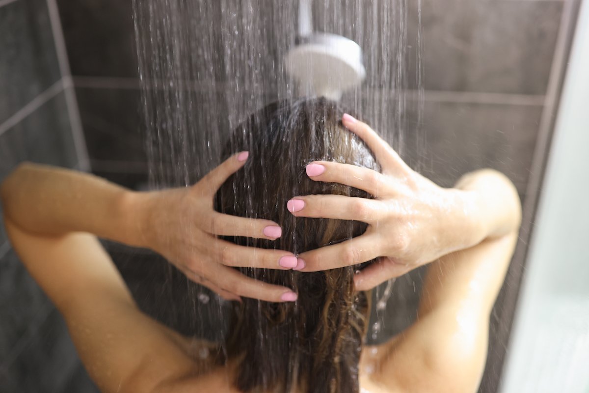 Une femme est choquée d’apprendre que ses amies se douchent tous les jours et demande si elle est dégoûtante