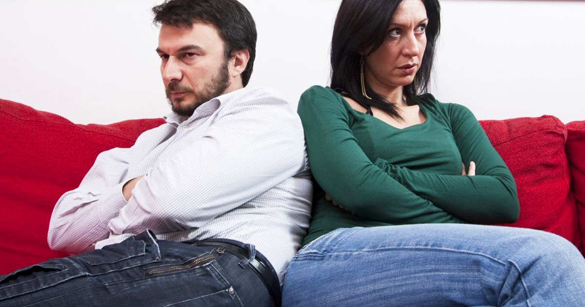 Un homme choqué par le salaire de sa petite amie veut qu’elle paie la moitié de son hypothèque après avoir emménagé