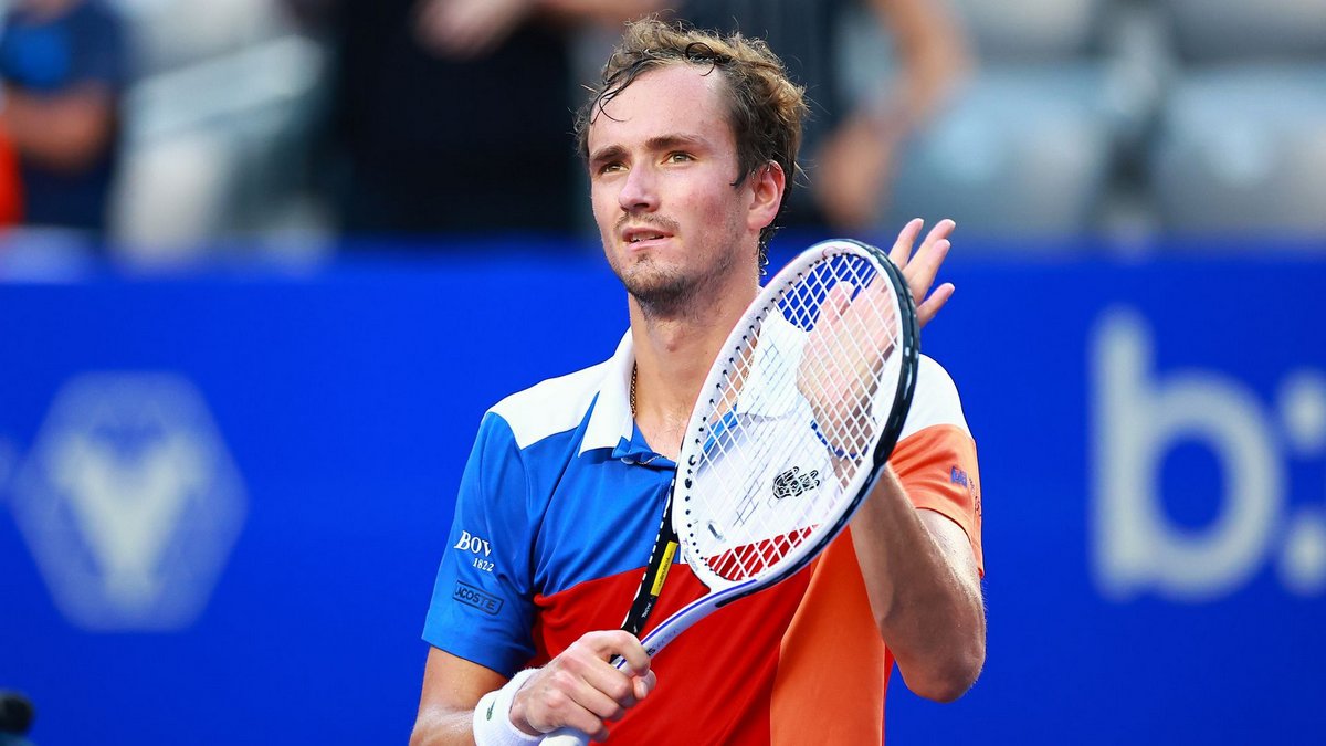 Un joueur de tennis russe écrit un message à Poutine sur une caméra après avoir gagné un match