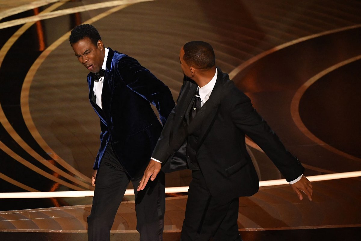 Des complotistes prétendent que Chris Rock portait un coussinet sur la joue lorsque Will Smith l’a giflé