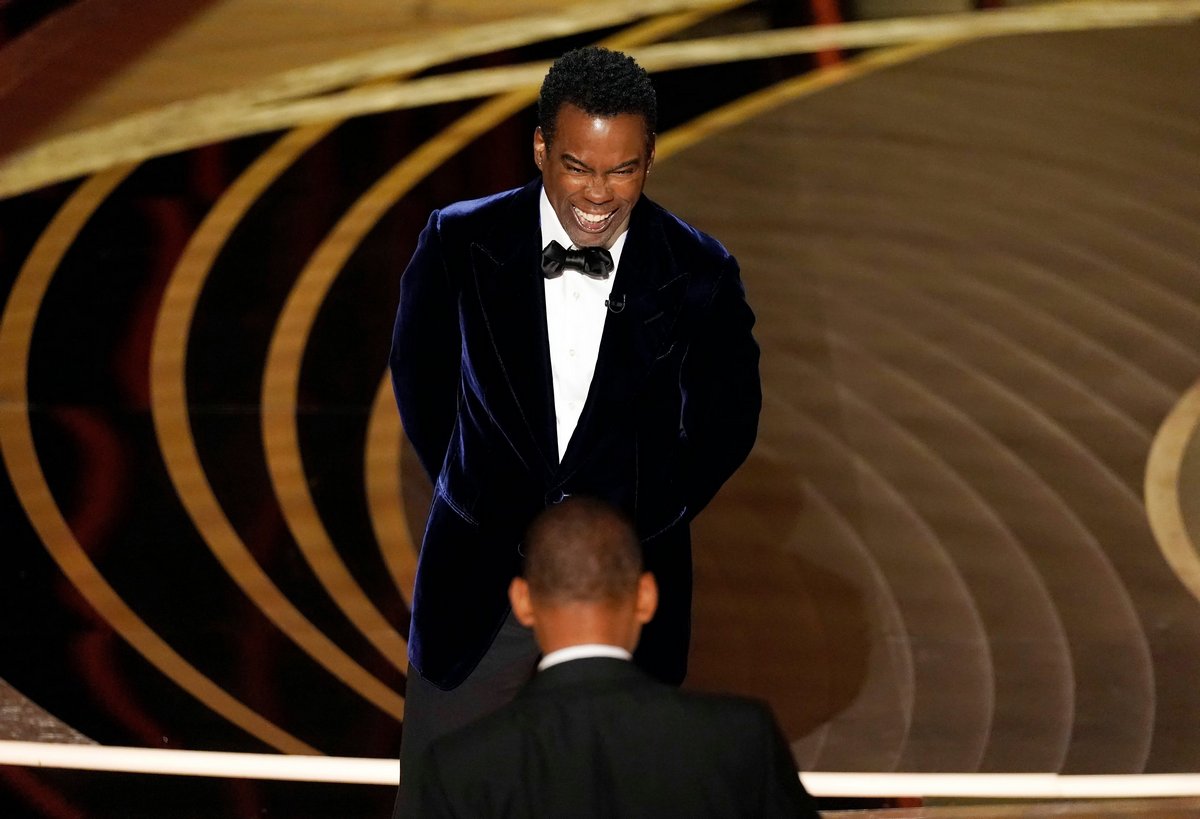 Des complotistes prétendent que Chris Rock portait un coussinet sur la joue lorsque Will Smith l’a giflé