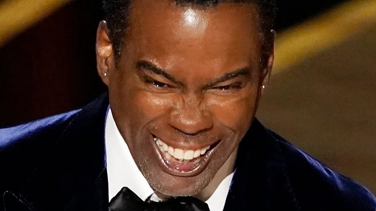 Des complotistes prétendent que Chris Rock portait un coussinet sur la joue lorsque Will Smith l’a giflé