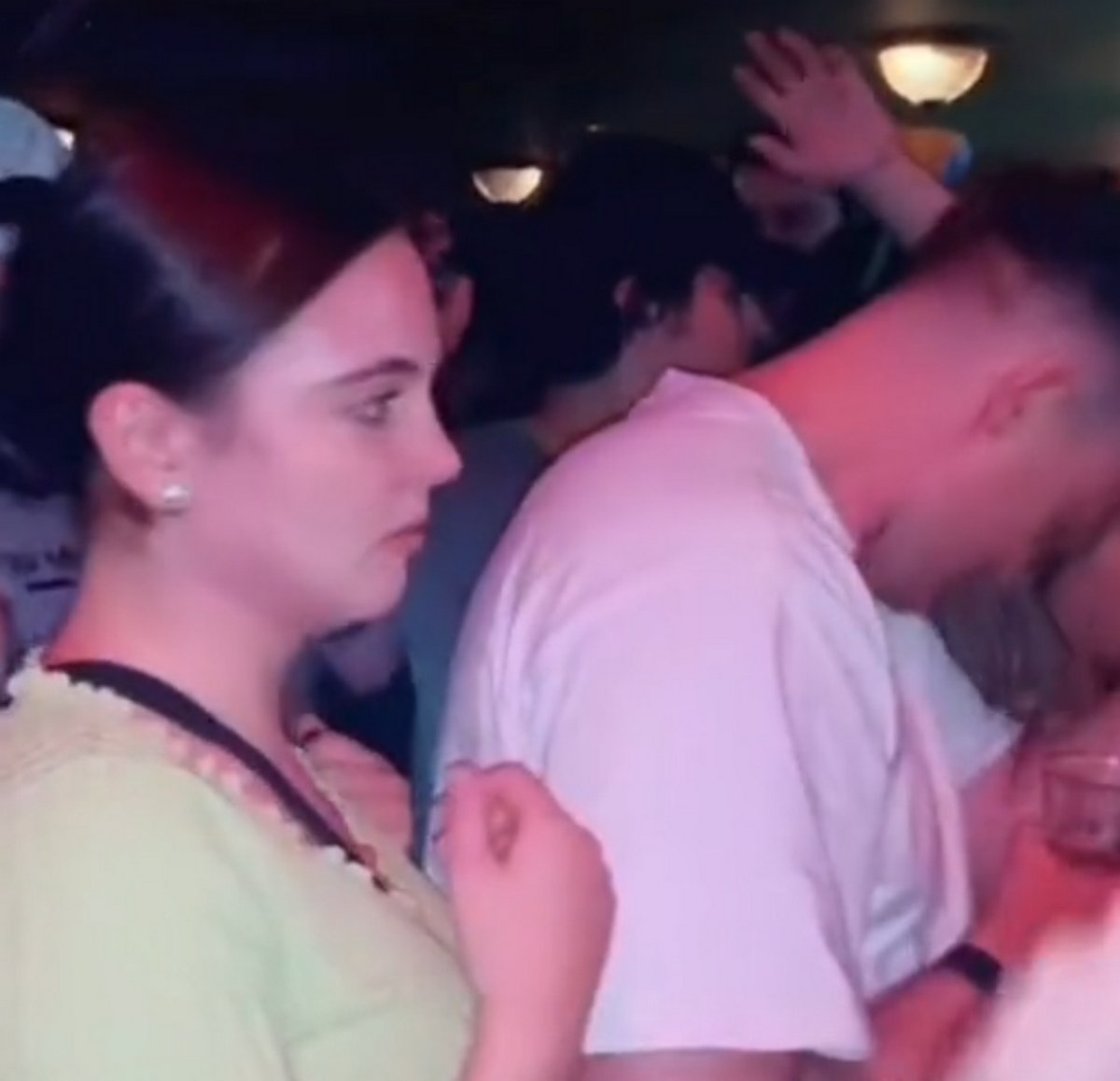 Cette femme a été fustigée pour avoir embrassé les chemises d’hommes sans méfiance dans un bar