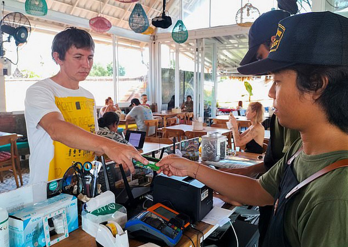 Des touristes russes sont ruinés à Bali et ne peuvent pas retirer d’argent en raison des sanctions