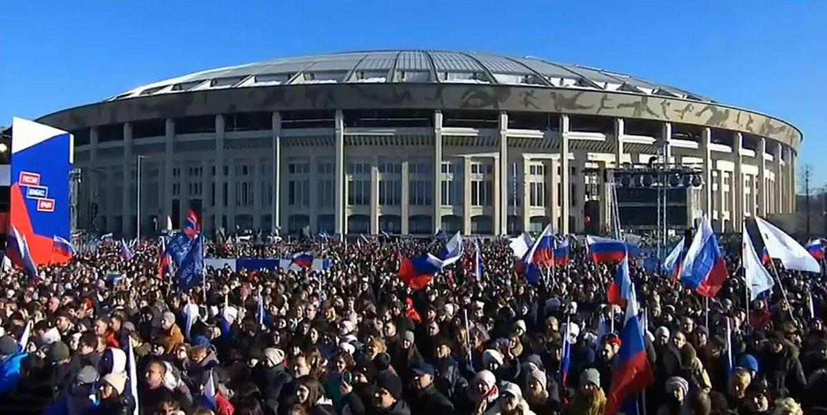 Vladimir Poutine organise un immense rassemblement devant des dizaines de milliers de Russes brandissant des drapeaux « Z »