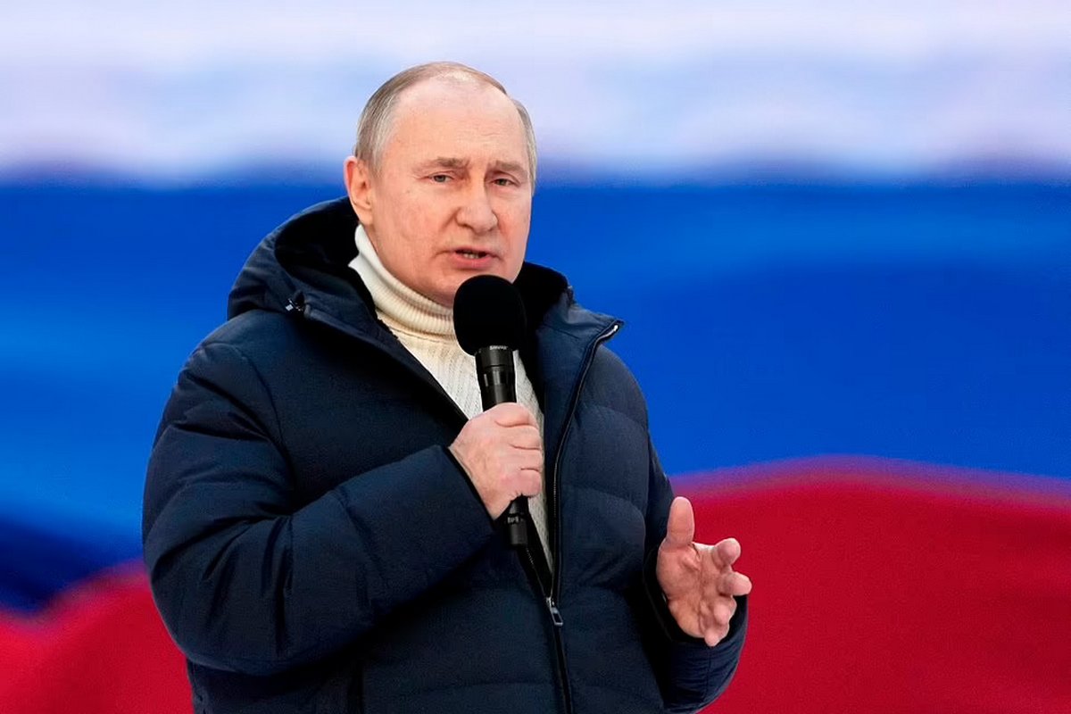 Vladimir Poutine organise un immense rassemblement devant des dizaines de milliers de Russes brandissant des drapeaux « Z »