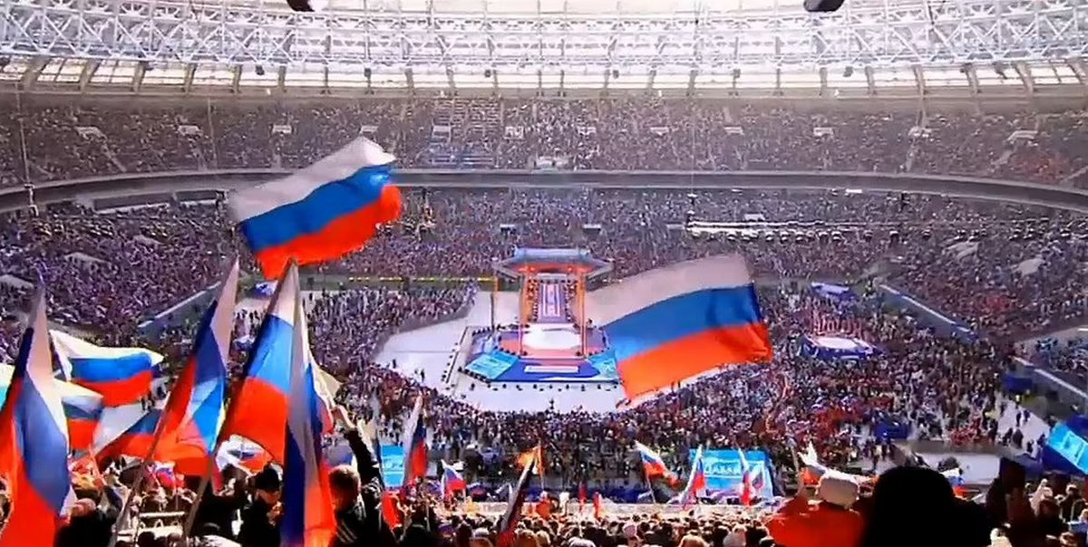 Vladimir Poutine organise un immense rassemblement devant des dizaines de milliers de Russes brandissant des drapeaux « Z »