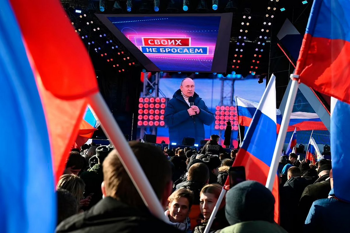 Vladimir Poutine organise un immense rassemblement devant des dizaines de milliers de Russes brandissant des drapeaux « Z »