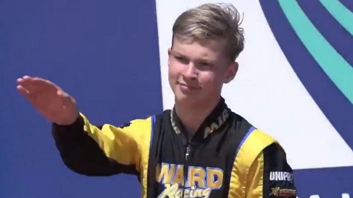 Un champion de karting russe de 15 ans fond en larmes et brise le silence sur son salut nazi
