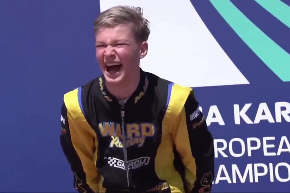 Un champion de karting russe de 15 ans fond en larmes et brise le silence sur son salut nazi