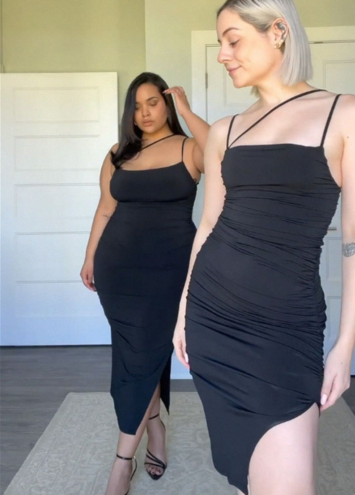 Ces deux amies montrent ce que donne la même tenue sur leurs tailles différentes