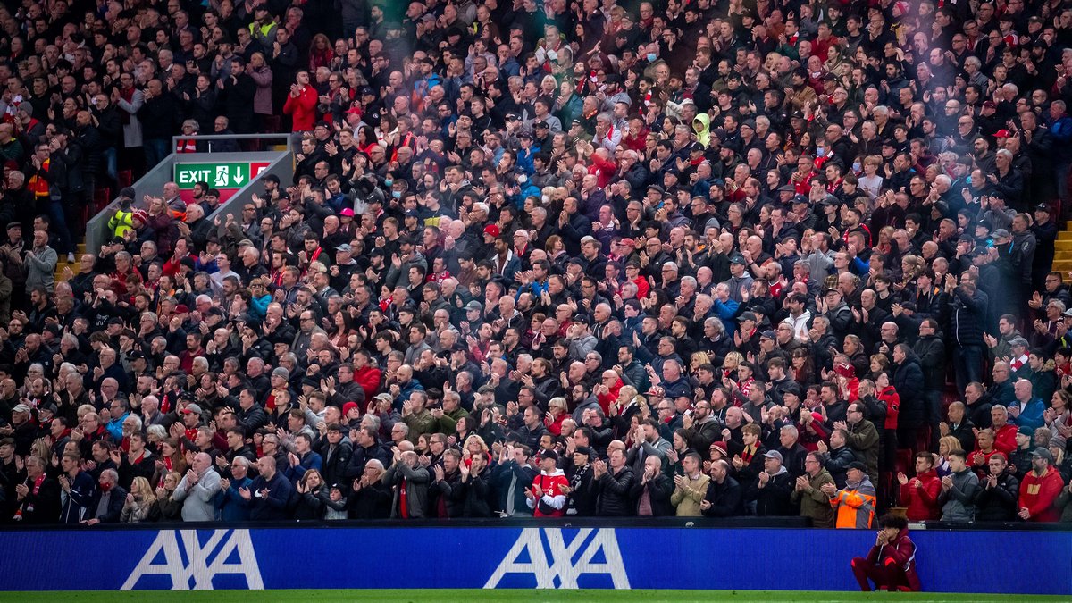 Les fans rendent hommage au fils de Ronaldo à la 7e minute du match Manchester United contre Liverpool