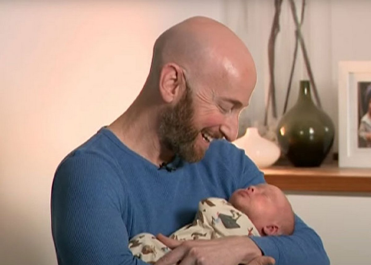 Cet homme a attendu trois ans pour devenir père célibataire grâce à une mère porteuse