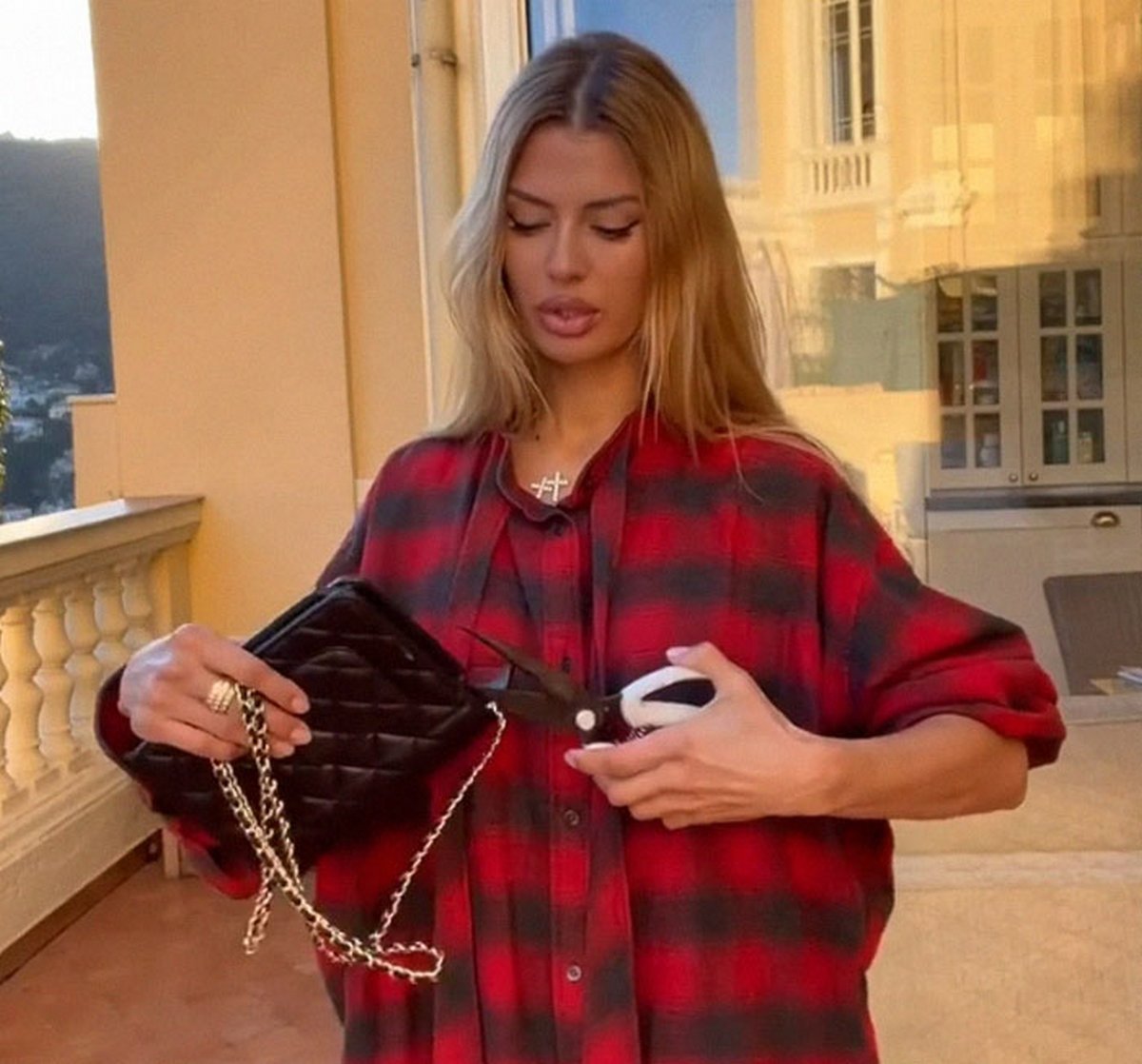 Des influenceuses russes détruisent des sacs Chanel pour protester contre l’interdiction de vente