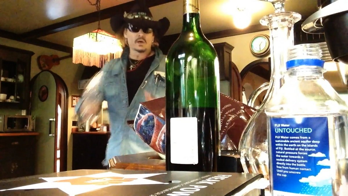 Cette vidéo montre Johnny Depp en train de casser les armoires après avoir bu une « méga pinte » de vin