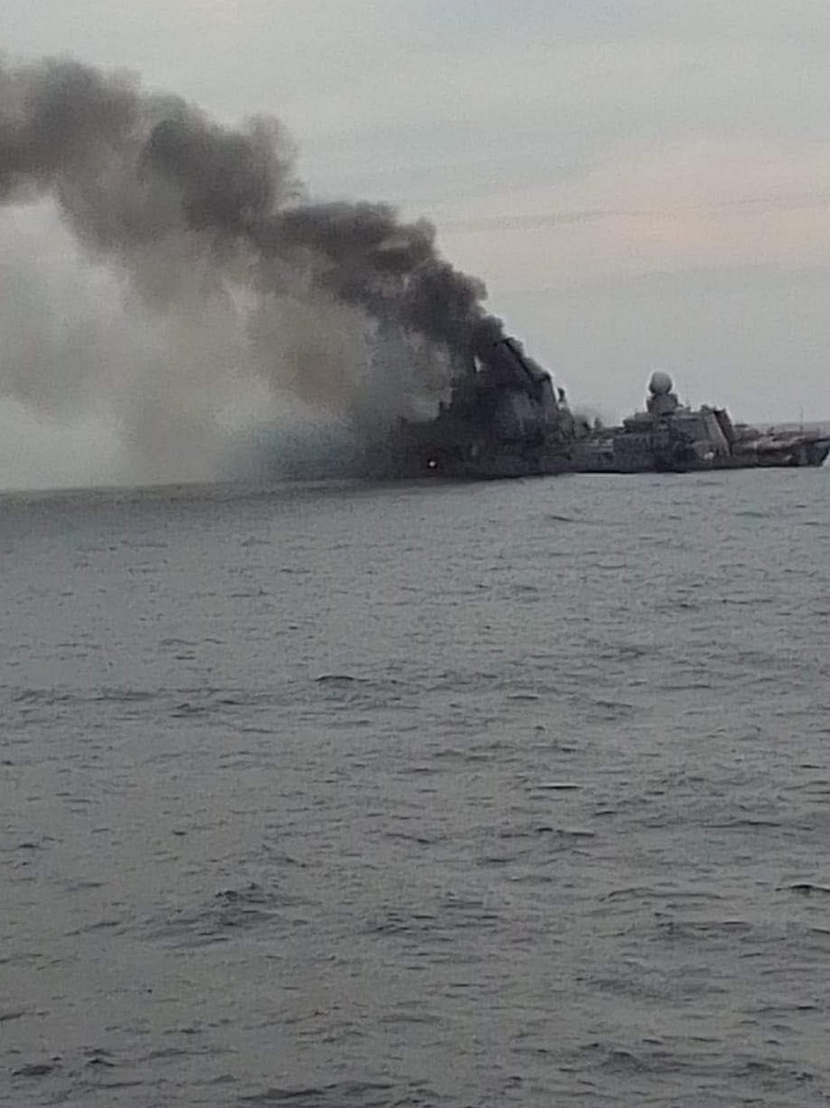 Voici les premières images du navire de guerre russe Moskva en train de couler