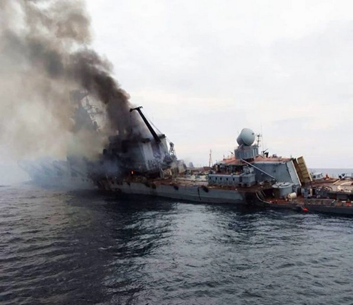 Voici les premières images du navire de guerre russe Moskva en train de couler
