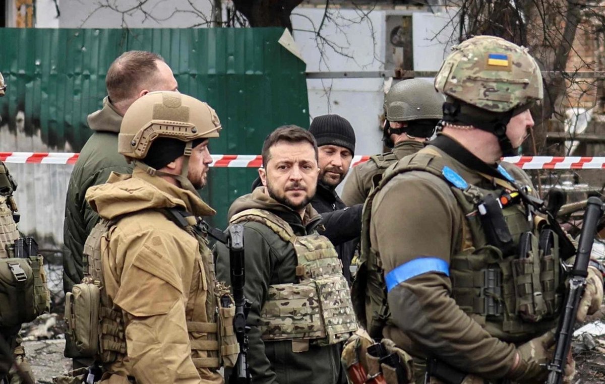 Le président Zelensky retient ses larmes en visitant le site des atrocités présumées