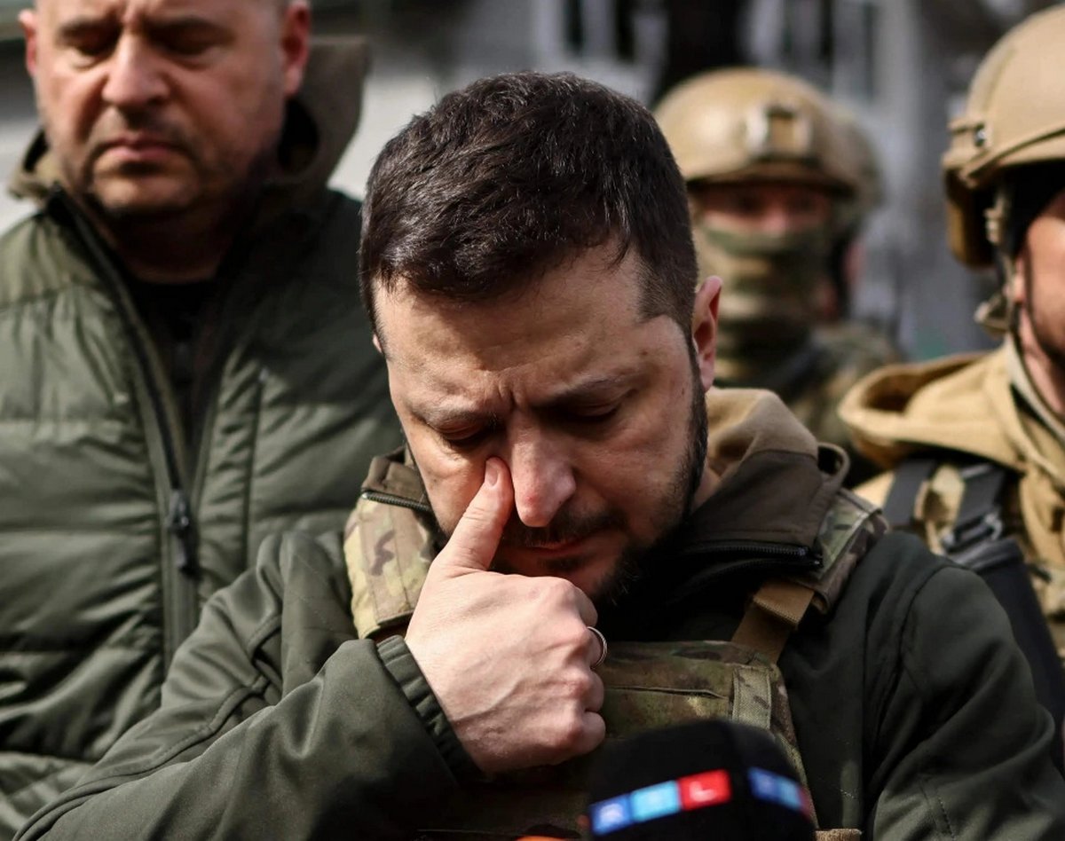 Le président Zelensky retient ses larmes en visitant le site des atrocités présumées