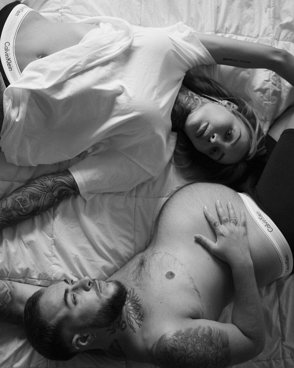 Cette campagne de Calvin Klein pour la fête des Mères montrant un homme transgenre enceinte suscite la colère
