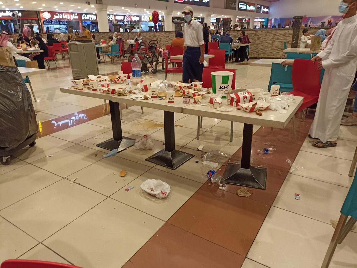 Des clients furieux après qu’une famille a laissé derrière elle une table entière de déchets chez KFC