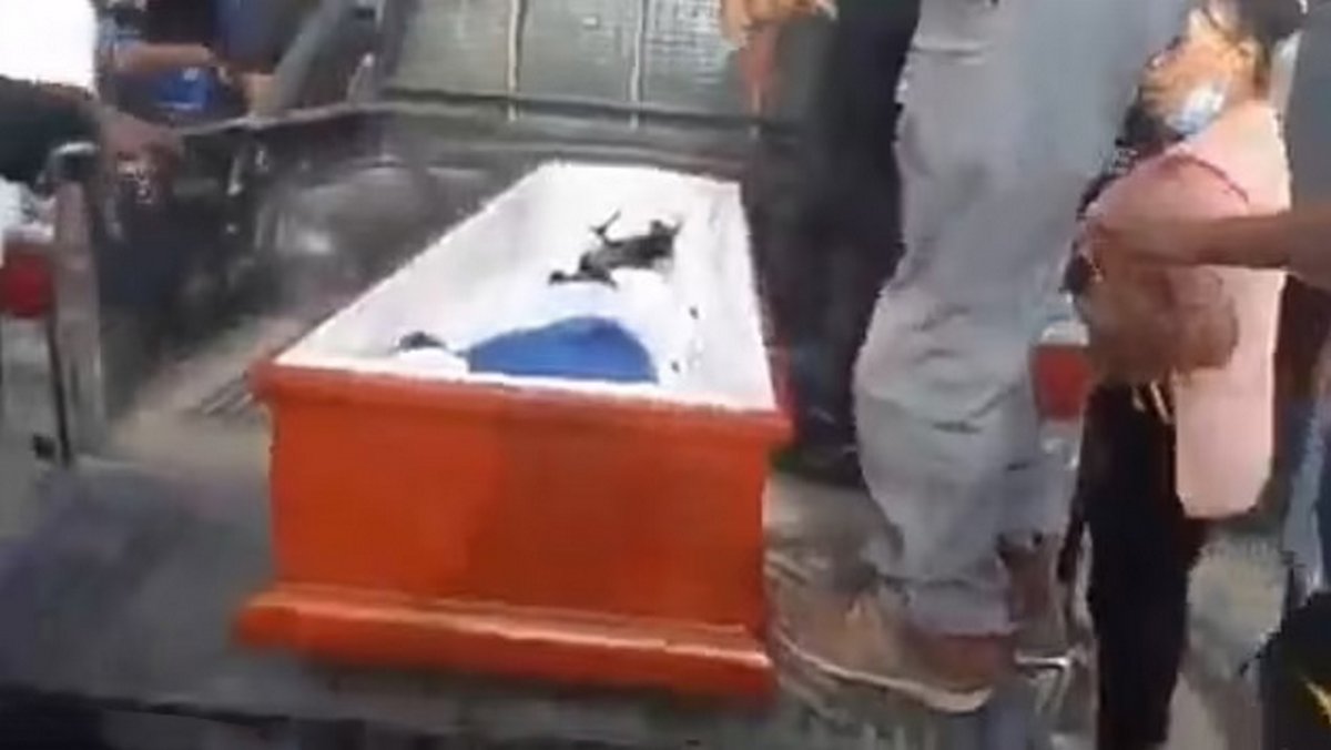 Une femme sur le point d’être enterrée frappe sur son cercueil lors de ses funérailles pour prévenir sa famille qu’elle est toujours en vie