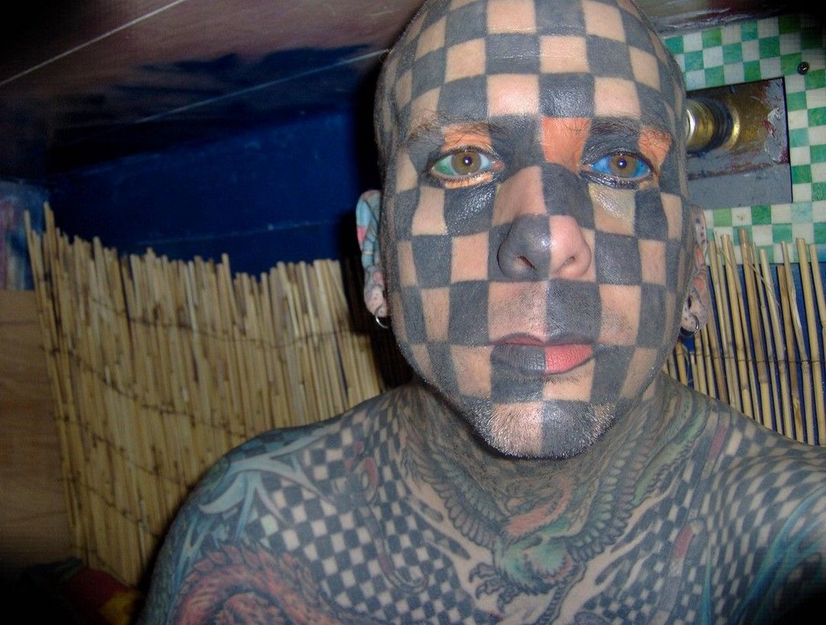 Cet homme avec 848 tatouages carrés éternue de l’encre noire et souffre terriblement