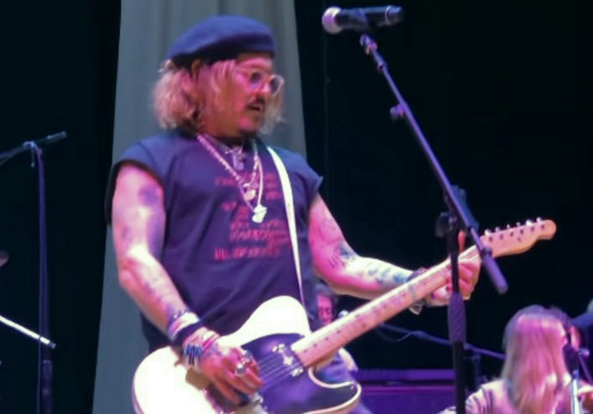 Johnny Depp fait une apparition surprise lors d’un concert après les plaidoiries finales du procès en diffamation