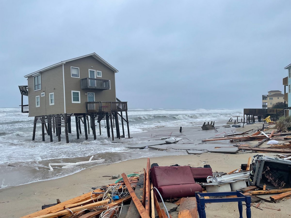 Une maison de 362 000 € s’effondre dans l’océan en raison des changements climatiques